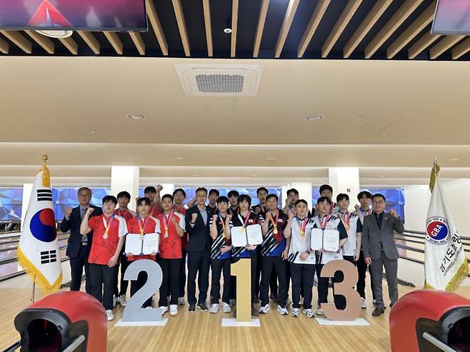 17일 광주시 G-스타디움 볼링장에서 열린 제72회 경기도체육대회 2026 광주 볼링 2부에서 입상팀들이 기념사진을 찍고 있다.