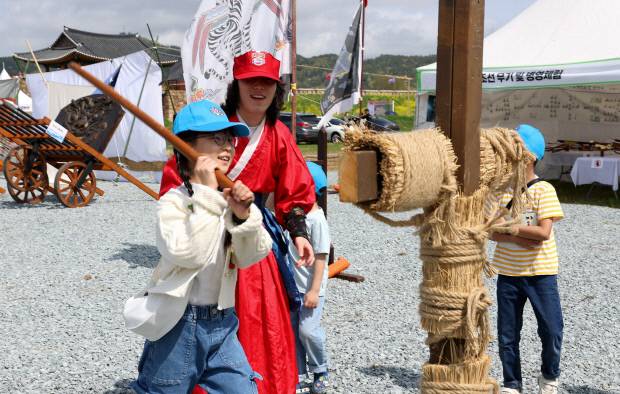 지난해 강진 전라병영성축제에서 어린이들이 전통 무기 체험 프로그램에 참여하며 즐거운 시간을 보내고 있다. 강진군 제공