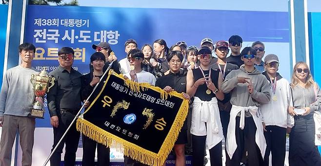 제38회 대통령기 전국시·도대항요트대회에서 21년 만에 종합우승을 차지한 전남 요트 선수단 (전남도체육회 제공)