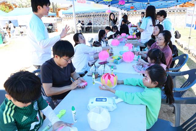 지난해 진행된 전통등만들기 체험 자료사진/사진=전북특별자치도 부처님오신날 봉축위원회