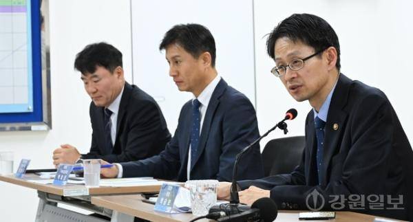 혁신조달 확산과 기업성장 지원을 위한 강원지역 청년·사회적 기업 소통 간담회가 16일 강원지방조달청에서 백승보 조달청장, 강구형 강원지방조달청장과 기업 대표들이 참석한 가운데 열렸다. 신세희기자