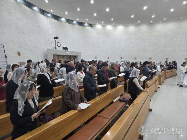 세월호 참사 12주기 강릉시민위원회는 지난 16일 초당성당에서 ‘세월호 참사 12주기 추모기도회’를 개최했다. 강릉=권순찬기자