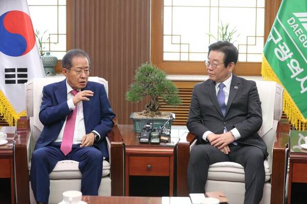 이재명 대통령인 더불어민주당 대표 시절인 지난 2023년 5월 10일대구시청 산격청사를 찾아 당시 홍준표 대구시장과 면담하고 있다. 연합뉴스