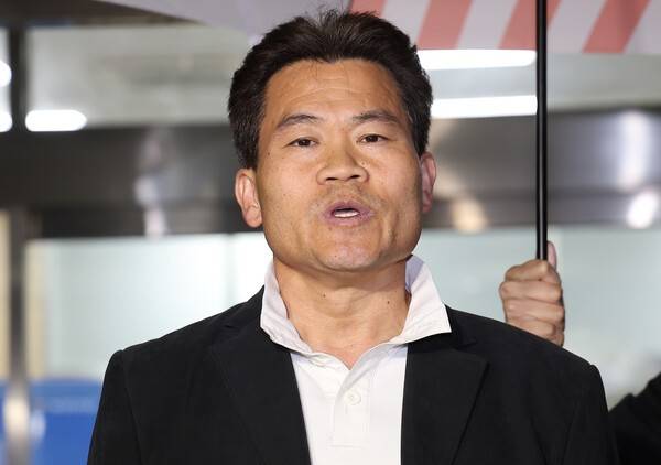 이재명 대통령과 개혁신당 이준석 대표의 명예를 훼손한 혐의로 경찰 수사를 받아온 한국사 강사 출신 유튜버&nbsp;전한길(본명 전유관)씨가 16일 구속 전 피의자 심문(영장실질심사) 기각 후 서울 영등포구 영등포경찰서를 나서며 입장을 밝히고 있다. 연합뉴스