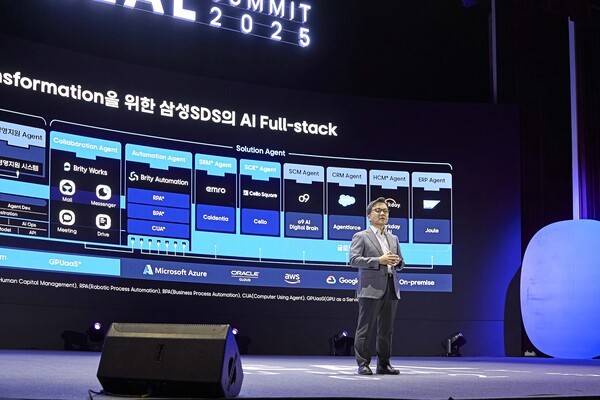이준희 삼성SDS 대표가 작년 서울 코엑스에서 진행된 '리얼 서밋 2025'에서 기조연설을 발표하고 있다. [출처=삼성SDS]
