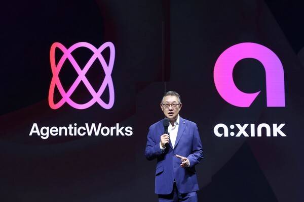 현신균 LG CNS 사장이 지난해 서울 마곡 LG사이언스파크에서 진행된 'AX 미디어데이'에서 발표하고 있다. [출처=LG CNS]