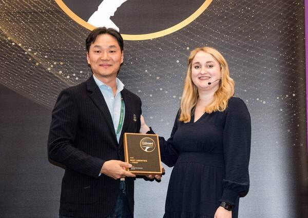 독일 함부르크서 열린 '2026 온보드 호스피탈리티 어워즈' 시상식에서 장성현 대한항공 마케팅/IT, 객실 및 서비스 부문 부사장이 기내 서비스 4개 부문을 수상하며 기념사진을 촬영하고 있다.[출처=대한항공]