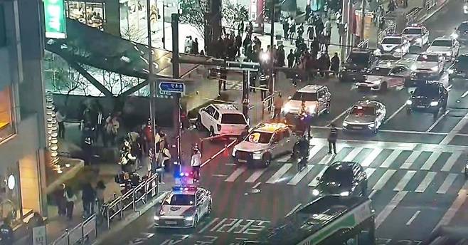 지난달 23일 서울 홍대입구역 인근에서 SUV차량이 인도로 돌진해 행인을 치는 사고가 벌어졌다. <연합뉴스>