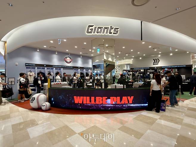 서울 송파구 잠실 롯데월드몰 3층에서 진행된 롯데자이언츠 굿즈 팝업 행사장의 모습.(황민주 기자 minchu@)