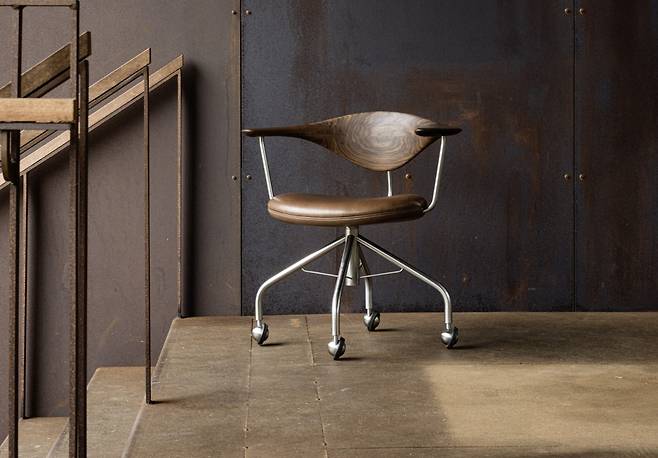 PP뫼블러의 PP502 스위블 의자.(사진제공=PP mobler)