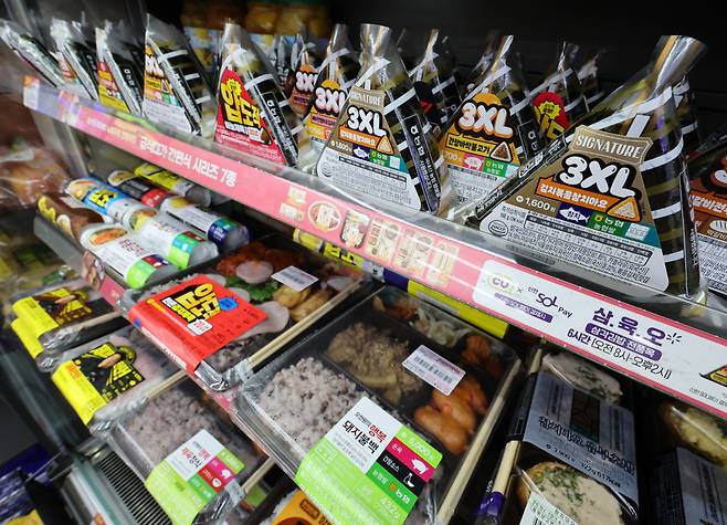 서울 시내의 편의점에 도시락과 삼각김밥이 판매되고 있다.(뉴시스)