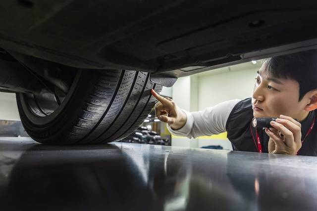 케이카 차량 점검 담당자가 자동차를 검수하고 있다. 케이카 제공.