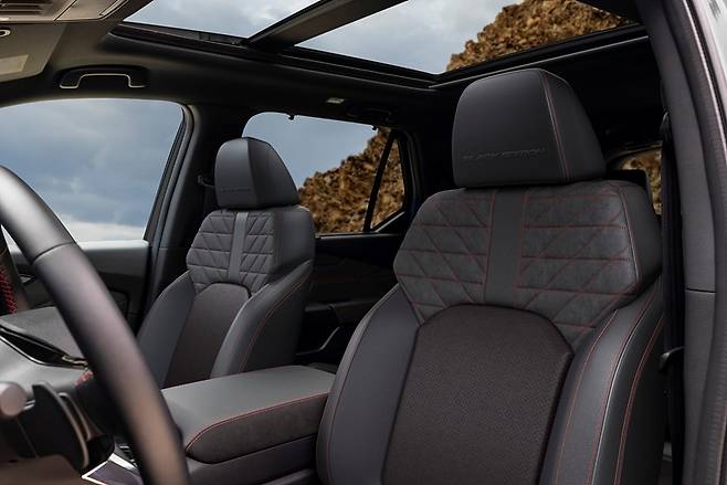 혼다 뉴 파일럿 블랙 에디션 모델은 직접적인 경쟁 모델인 포드 익스플로러 플래티넘 모델보다 저렴한 가격에 출시돼 반사이익이 기대된다. / 혼다