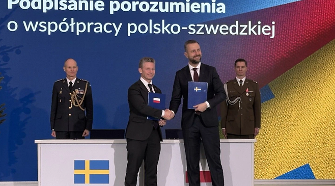 폴란드와 스웨덴은 지난해 12월 17일(현지시간) 폴란드 바르샤바 제1공수기지에서 오르카 프로그램 관련 사업 협력을 위한 양해각서(MOU)를 체결했다. (사진=폴란드 국방부)