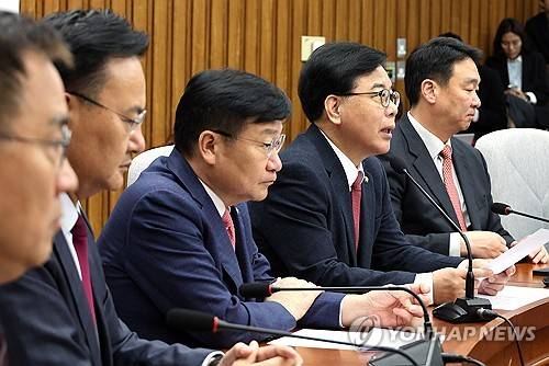 송언석 원내대표, 원내대책회의 주재(서울=연합뉴스) 배재만 기자 = 국민의힘 송언석 원내대표가 17일 국회에서 열린 원내대책회의에서 발언하고 있다. 2026.4.17 scoop@yna.co.kr