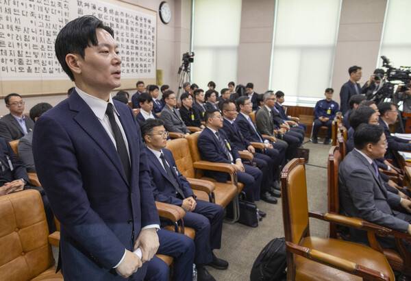 14일 국회 '윤석열 정권 정치검찰 조작 기소 의혹 사건 진상규명' 국정조사특별위원회에서 열린 쌍방울 대북 송금 사건 관련 청문회에서 이 사건을 수사했던 박상용 검사가 증인 선서를 거부하고 있다. 2026.4.14. 연합뉴스