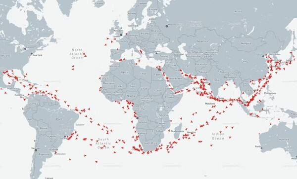 4월 16일 현재 적재량 20만 톤 이상의 초대형 원유운반선(VLCC)의 분포도 아시아의 많은 VLCC들이 호르무즈 해협 봉쇄 이후 미국산 원유와 LNG를 실어가기 위해 멀리 아프리카 희망봉을 돌아 미국 멕시코만으로 가고 있다.&nbsp; 일본경제신문 4월 17일