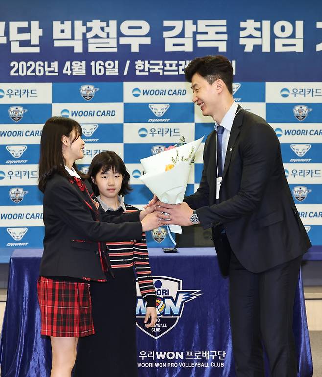 남자 프로배구 박철우 우리카드 신임 감독이 16일 서울 중구 프레스센터에서 열린 취임 기자회견에서 두 딸에게 축하 꽃다발을 받고 있다. 사진=연합뉴스