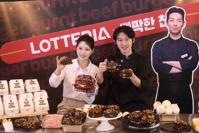 [이데일리 이영훈 기자] 17일 오전 서울 용산구 롯데리아 숙대입구역점에서 모델들이 '삐딱한 천재'로 불리는 이찬양 셰프와 협업한 '번트 비프버거'를 소개하고 있다. 번트비프버거는 타기 직전까지 끌어올린 재료 본연의 풍미와 육즙 가득한 패티의 조화가 특징이다. 검은색의 번트치즈번 상단에는 체다·모짜렐라치즈의 고소하고 진한 풍미를 담았다. 번 아래에는 4시간동안 볶아 감칠맛을 극대화한 캐러멜어니언과 깊은 육향의 순비프패티가 조화를 이룬다.
