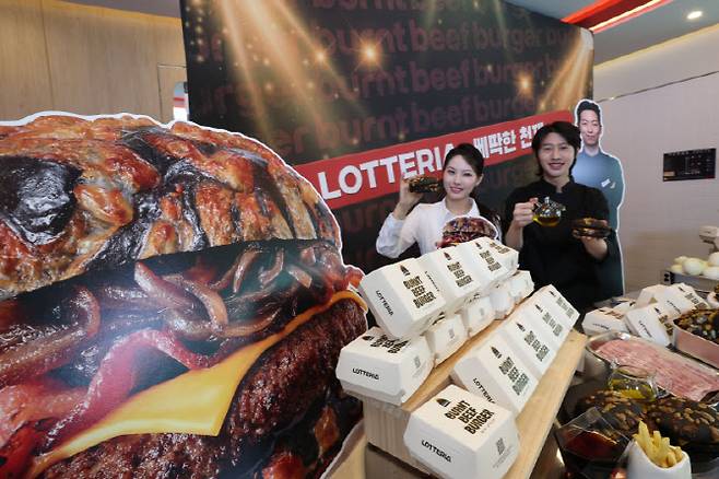 [이데일리 이영훈 기자] 17일 오전 서울 용산구 롯데리아 숙대입구역점에서 모델들이 '삐딱한 천재'로 불리는 이찬양 셰프와 협업한 '번트 비프버거'를 소개하고 있다. 번트비프버거는 타기 직전까지 끌어올린 재료 본연의 풍미와 육즙 가득한 패티의 조화가 특징이다. 검은색의 번트치즈번 상단에는 체다·모짜렐라치즈의 고소하고 진한 풍미를 담았다. 번 아래에는 4시간동안 볶아 감칠맛을 극대화한 캐러멜어니언과 깊은 육향의 순비프패티가 조화를 이룬다.