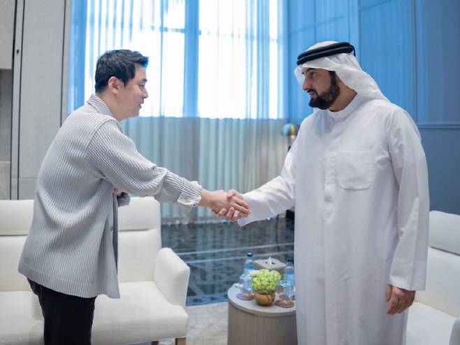 조성해 갤럭시코퍼레이션 중동 법인장(왼쪽), 아흐메드 빈 모하메드 빈 라시드 알 막툼(사진=갤럭시코퍼레이션)