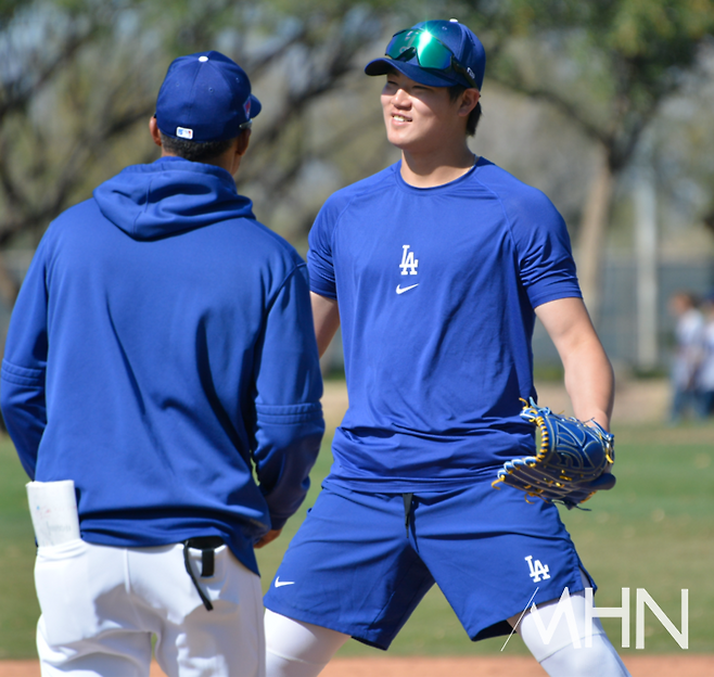 (장현석이 스프링캠프에서 투수코치와 함께 1루 견제연습을 하고 있다)
