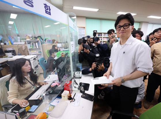 부산 북구 만덕으로 전입 신고한 한동훈. 〈사진=연합뉴스〉