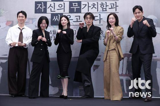 17일 오후 서울 마포구 상암동 스탠포드호텔에서 JTBC 토일극 '모두가 자신의 무가치함과 싸우고 있다' 제작발표회가 열렸다. 차영훈 감독, 배우 구교환, 고윤정, 오정세, 강말금, 박해준, 한선화가 참석했다. 박세완 엔터뉴스팀 기자 park.sewan@jtbc.co.kr