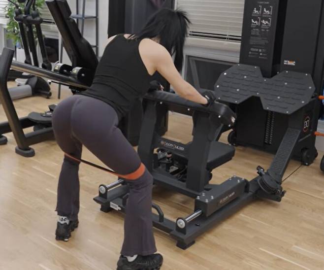 소유가 밴드 힙 어브덕션 동작을 하고 있다. 사진=유튜브 채널 '소유기' 영상 캡처