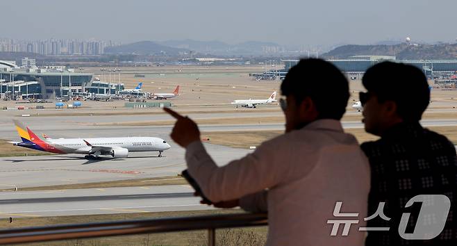 인천국제공항 전망대를 찾은 시민들이 항공기를 바라보고 있다. 2026.4.16 ⓒ 뉴스1 이호윤 기자