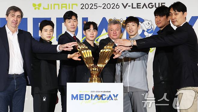 20일 오후 서울 강남구 호텔리베라청담에서 열린 프로배구 진에어 2025-2026 V리그 포스트시즌 미디어데이에서 남자부 참가팀 감독과 선수들이 우승 트로피에 손을 얹은 채 포즈를 취하고 있다. 2026.3.20 ⓒ 뉴스1 오대일 기자