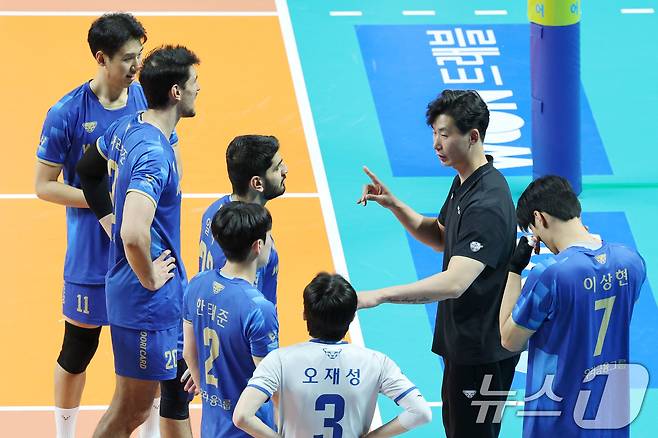 8일 오후 서울 장충체육관에서 열린 프로배구 진에어 2025-2026 V리그 남자부 우리카드와 대한항공의 경기에서 박철우 우리카드 감독대행이 선수들에게 작전을 지시하고 있다. 2026.1.8 ⓒ 뉴스1 이광호 기자