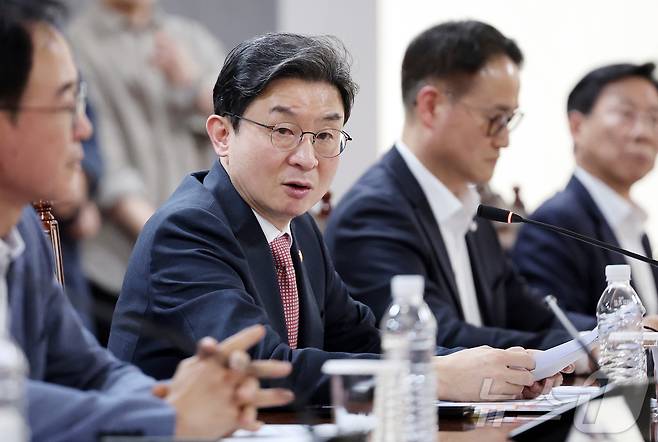 이억원 금융위원장이 16일 서울 중구 은행회관에서 열린 제5차 생산적금융 대전환 회의에 참석해 모두발언을 하고 있다. 2026.4.16 ⓒ 뉴스1 김진환 기자