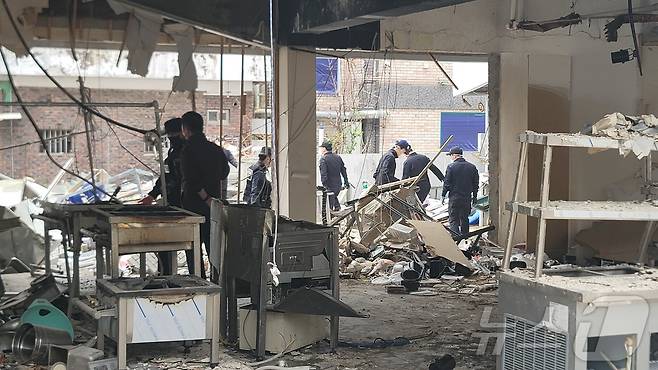 경찰·소방·국립과학수사연구원·한국가스안전공사 관계자들이 17일 오전 충북 청주 가스폭발 사고 원인 규명을 위한 2차 합동감식을 하고 있다.2026.4.17 ⓒ 뉴스1 임양규 기자