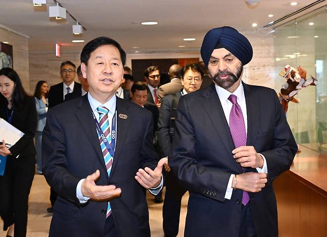 주요 20개국(G20) 재무장관회의 및 국제통화기금(IMF)·세계은행(WB) 춘계회의 참석차 미국 워싱턴D.C.를 방문 중인 구윤철 부총리 겸 재정경제부 장관이 4월 16일(현지시간) 세계은행(WB)에서 아제이 방가 세계은행(WB) 총재와 대화를 하며 회의장에 입장하고 있다.(재정경제부 제공)