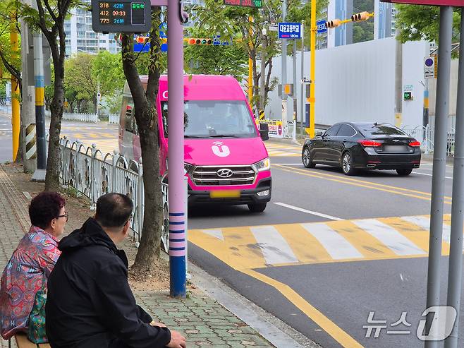 17일 오전 9시께 울산 중구 다운동의 한 정류장으로 '울산고래마실버스'가 다가오고 있다.2026.4.17ⓒ 뉴스1 박정현 기자