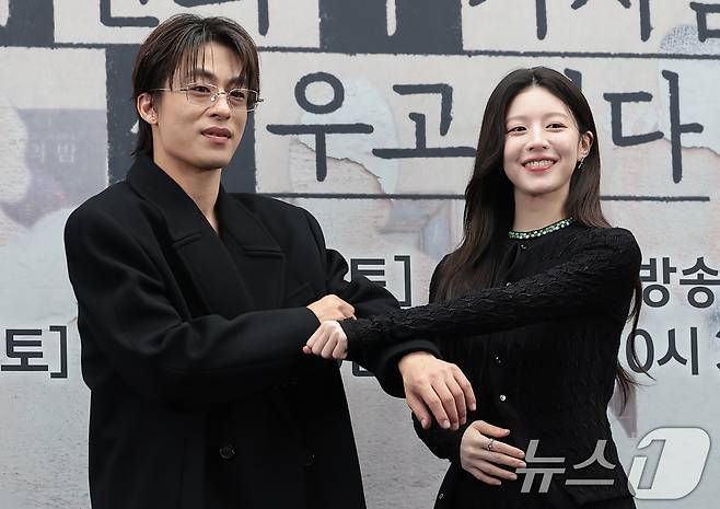 배우 구교환과 고윤정(오른쪽)이 17일 서울 상암동 스탠포드 호텔에서 열린 JTBC 드라마 '모두가 자신의 무가치함과 싸우고 있다'(이하 모자무싸) 제작발표회에 참석해 포즈를 취하고 있다. '모자무싸'는 잘난 친구들 사이에서 혼자만 안 풀려 시기와 질투로 괴로워 미쳐버린 인간의 평화 찾기를 따라가는 드라마다. 2026.4.17 ⓒ 뉴스1 권현진 기자
