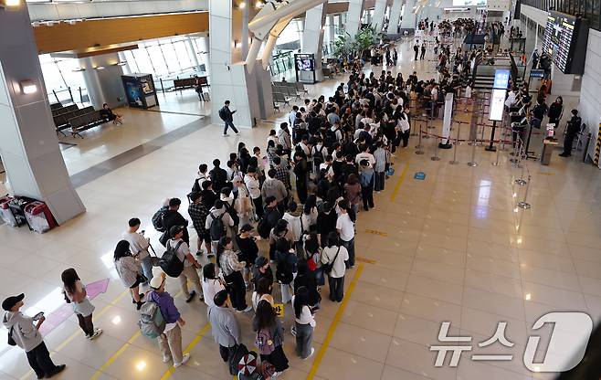 임시공휴일로 지정된 국군의날을 하루 앞둔 30일 오전 서울 강서구 김포공항 국내선 청사가 수학여행을 떠나는 학생들로 북적이고 있다. 2024.9.30 ⓒ 뉴스1 구윤성 기자