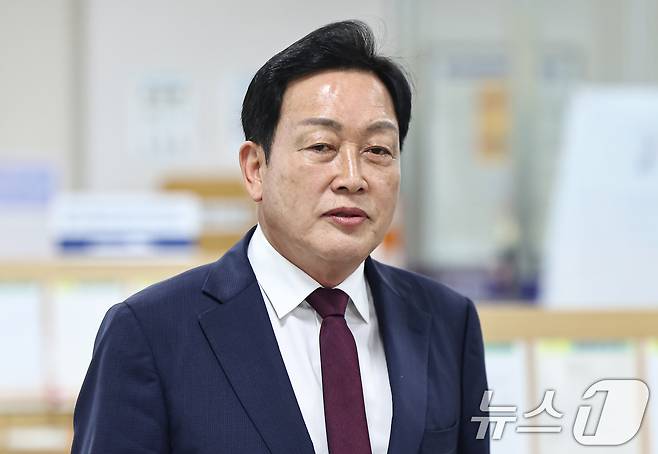 양평 공흥지구 개발 특혜 의혹을 받는 김선교 국민의힘 의원이 17일 서울중앙지방법원에서 열린 특정경제범죄 가중처벌 등에 관한 법률 위반(배임) 등 혐의 1심 첫 공판기일에 출석하고 있다. 2026.4.17 ⓒ 뉴스1 김도우 기자