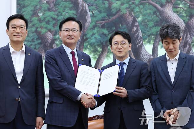 천준호 더불어민주당 원내운영수석부대표와 유상범 국민의힘 원내운영수석부대표가 17일 서울 여의도 국회에서 6.3 지방선거 정치개혁 관련 합의문을 발표하고 있다. 왼쪽부터 서일준 국민의힘 정개특위 간사, 유 원내수석, 천 원내수석, 윤건영 더불어민주당 정개특위 간사. 2026.4.17 ⓒ 뉴스1 신웅수 기자