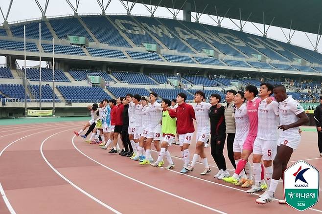 부천 선수들이 광주전에서 승리한 뒤 단체 세리머니를 펼치고 있다. 사진 | 한국프로축구연맹
