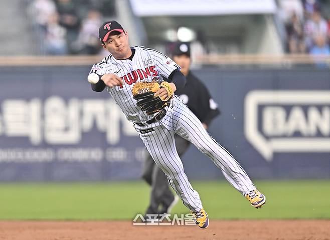 LG 오지환이 14일 서울 잠실구장에서 열린 2026 KBO리그 롯데전 2회초 2사 상대 한태양 타구를 잡아 1루로 송구하고 있다. 잠실 | 최승섭기자 thunder@sportsseoul.com