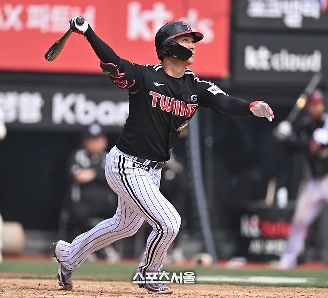 LG 오지환이 16일 수원케이티위즈파크에서 열린 2026 KBO리그 시범경기 KT와 경기 3회초 1사 2루타를 치고 있다. 수원 | 최승섭기자 thunder@sportsseoul.com