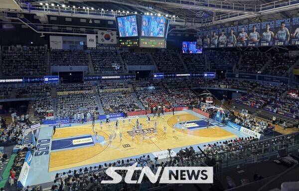 지난 16일 고양소노아레나에서 열린 2025~2026시즌 LG전자 프로농구 6강 플레이오프 3차전 서울SK와의 경기에서 매진을 기록한 고양소노아레나. /사진=STN 강의택기자