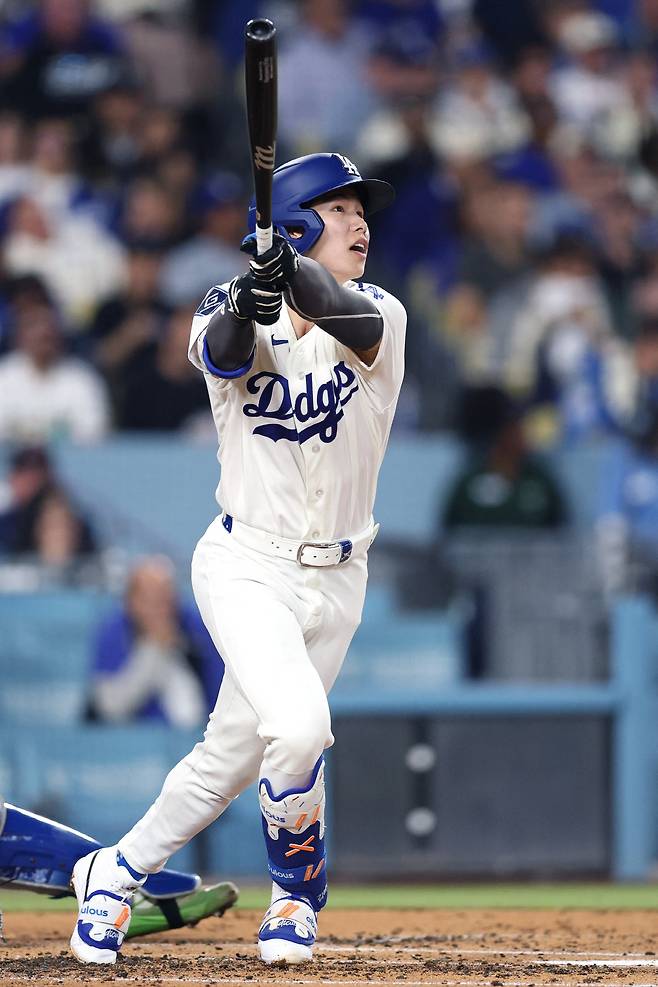LOS ANGELES, CALIFORNIA - APRIL 15: Hyeseong Kim #6 of the Los Angeles Dodgers hits a two-run home run during the second inning against the New York Mets at Dodger Stadium on April 15, 2026 in Los Angeles, California. All players are wearing the number 42 in honor of Jackie Robinson Day.   Luke Hales/Getty Images/AFP (Photo by Luke Hales / GETTY IMAGES NORTH AMERICA / Getty Images via AFP)







<저작권자(c) 연합뉴스, 무단 전재-재배포, AI 학습 및 활용 금지>