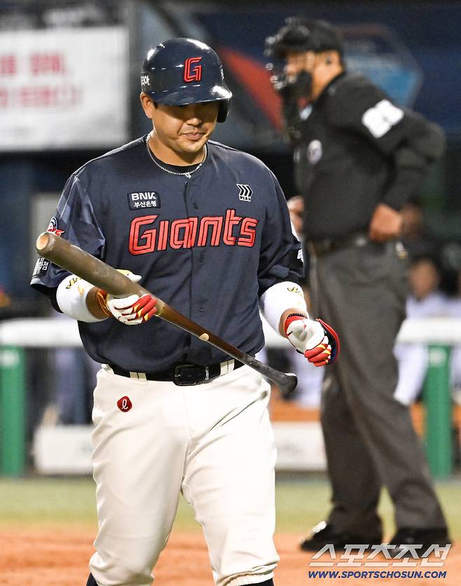 16일 잠실구장에서 열린 LG와 롯데의 경기. 롯데 유강남이 숨을 고르고 있다. 잠실=박재만 기자 pjm@sportschosun.com/2026.04.16/