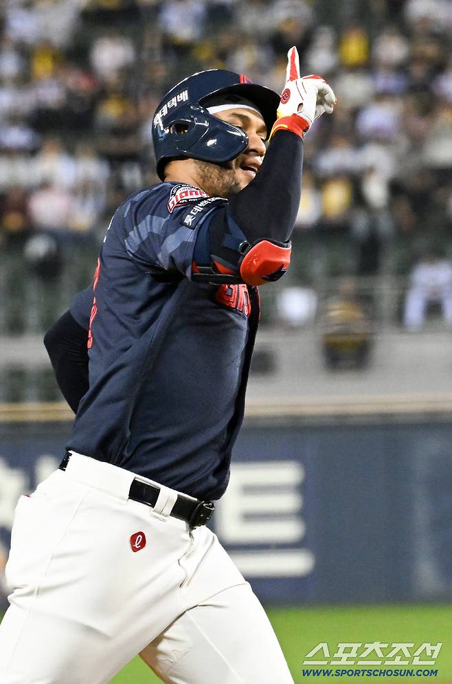 잠실구장 가장 먼 곳을 넘긴 레이예스는 포효했다.
