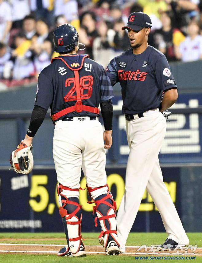 5이닝 3실점 다소 아쉬웠지만 선발 로드리게스 투지 넘치는 플레이는 인상적이었다.