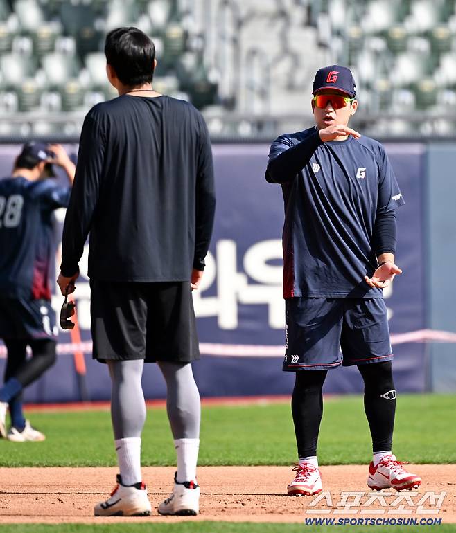 유강남은 동생 걱정에 높은 볼을 치지 말라는 듯한 제스처를 취했다.