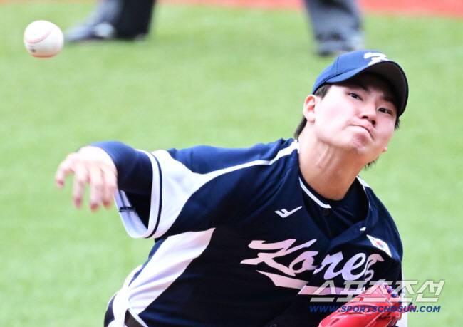 6일 중국 항저우 샤오싱 야구장에서 열린 항저우아시안게임 야구대표팀 슈퍼라운드 중국전. 8회 마운드에 올라 투구하고 있는 장현석. 항저우(중국)=송정헌 기자songs@sportschosun.com/2023.10.06/